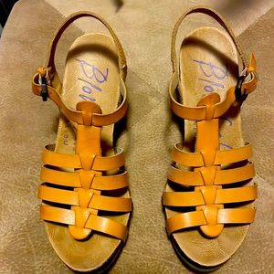 Women’s wedge sandals